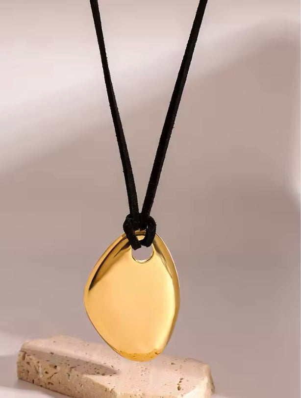 Collar Minimalista Irregular en Acero Inoxidable Dorado – Ajustable e Hipoalergénico
