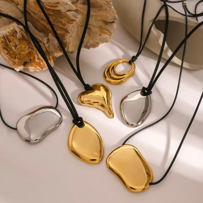 Collar Minimalista Irregular en Acero Inoxidable Dorado – Ajustable e Hipoalergénico
