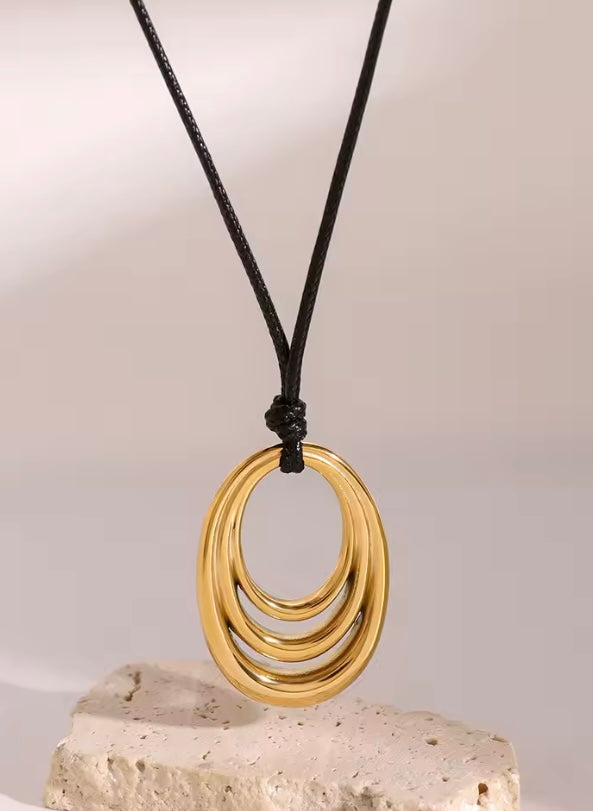 Collar Minimalista Irregular en Acero Inoxidable Dorado – Ajustable e Hipoalergénico