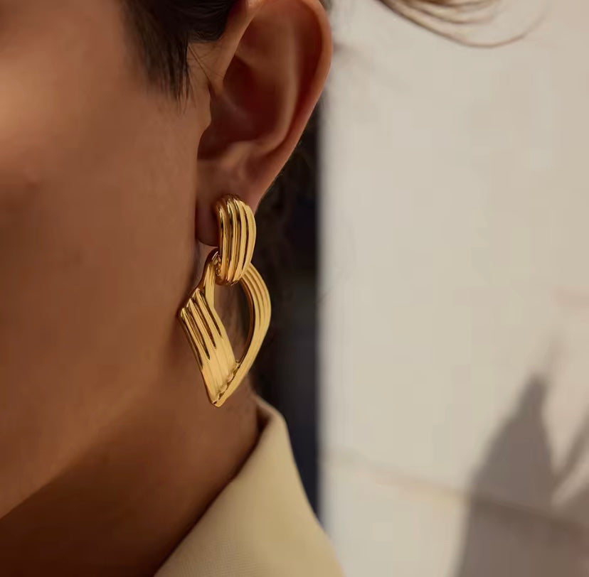 Pendientes dorados “Aurora” – Geometría minimalista en acero inoxidable 18K