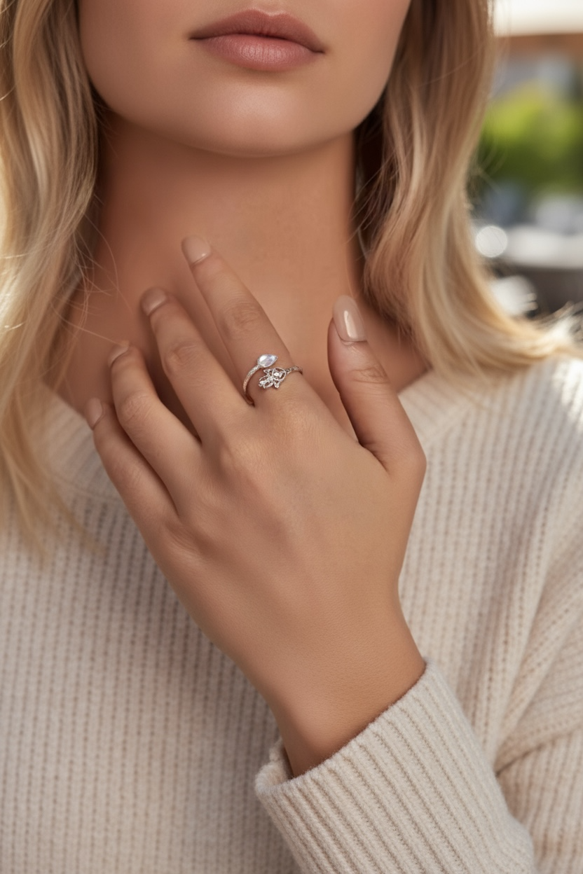 Anillo Mano de Fátima - Plata 925 con Piedra Lunar de Arcoíris