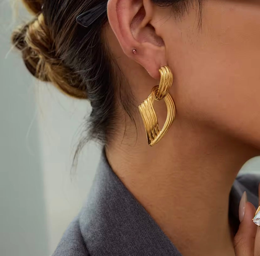 Pendientes dorados “Aurora” – Geometría minimalista en acero inoxidable 18K