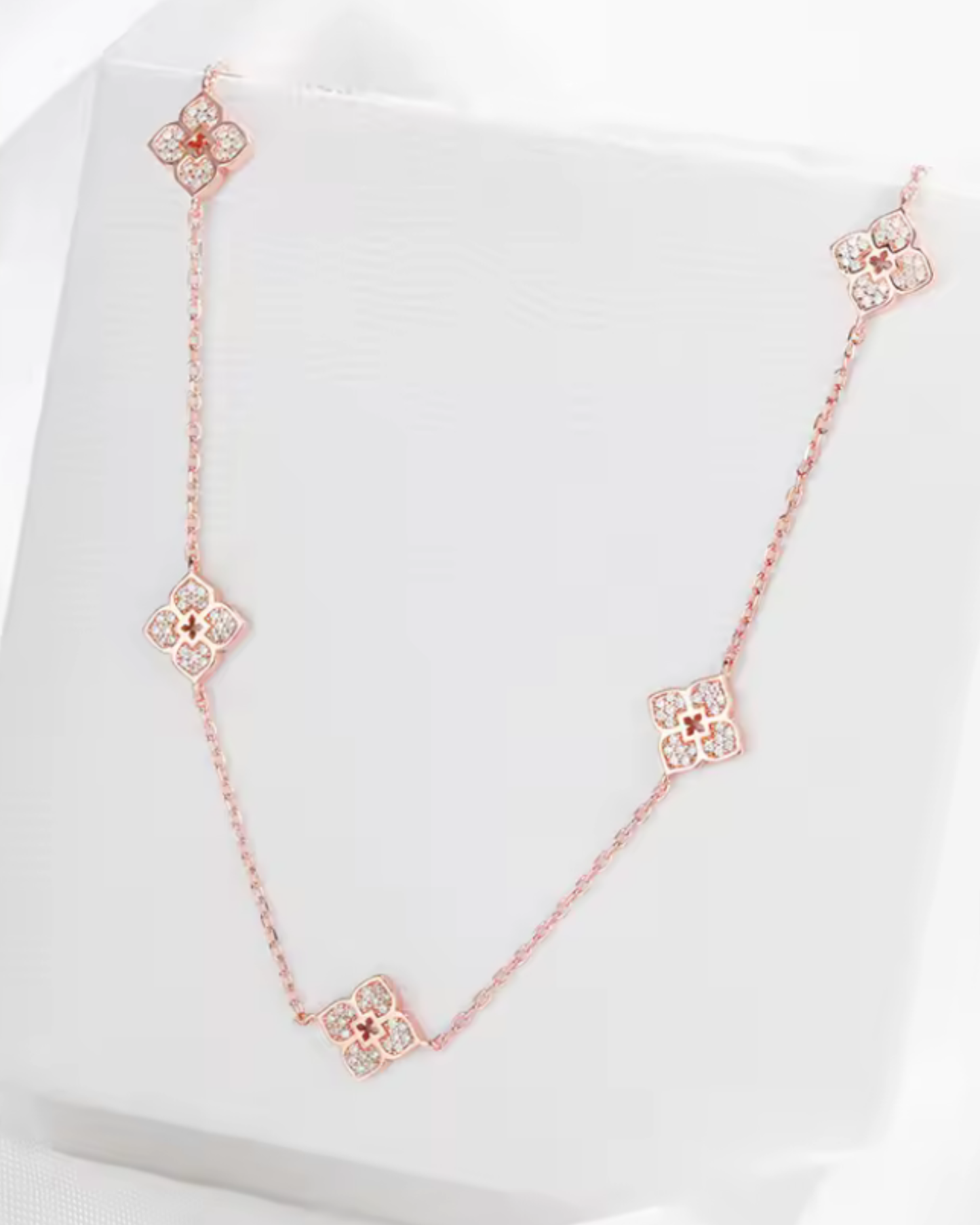 Collar Flor de Moissanita en Plata 925 con Baño en Oro 18K | Brillo & Elegancia Atemporal