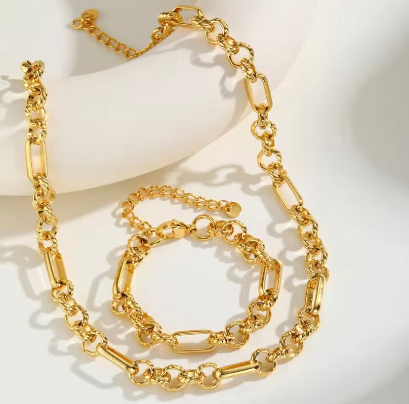 Collar Cadena Geométrica Dorada en Acero Inoxidable 18K