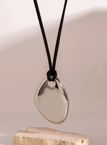 Collar Minimalista Irregular en Acero Inoxidable Dorado – Ajustable e Hipoalergénico