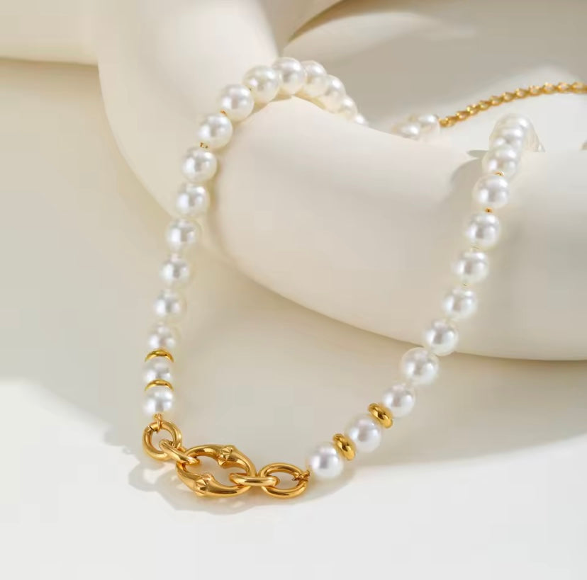 Collar de Perlas Elegantes con Acero Inoxidable y Oro 18K