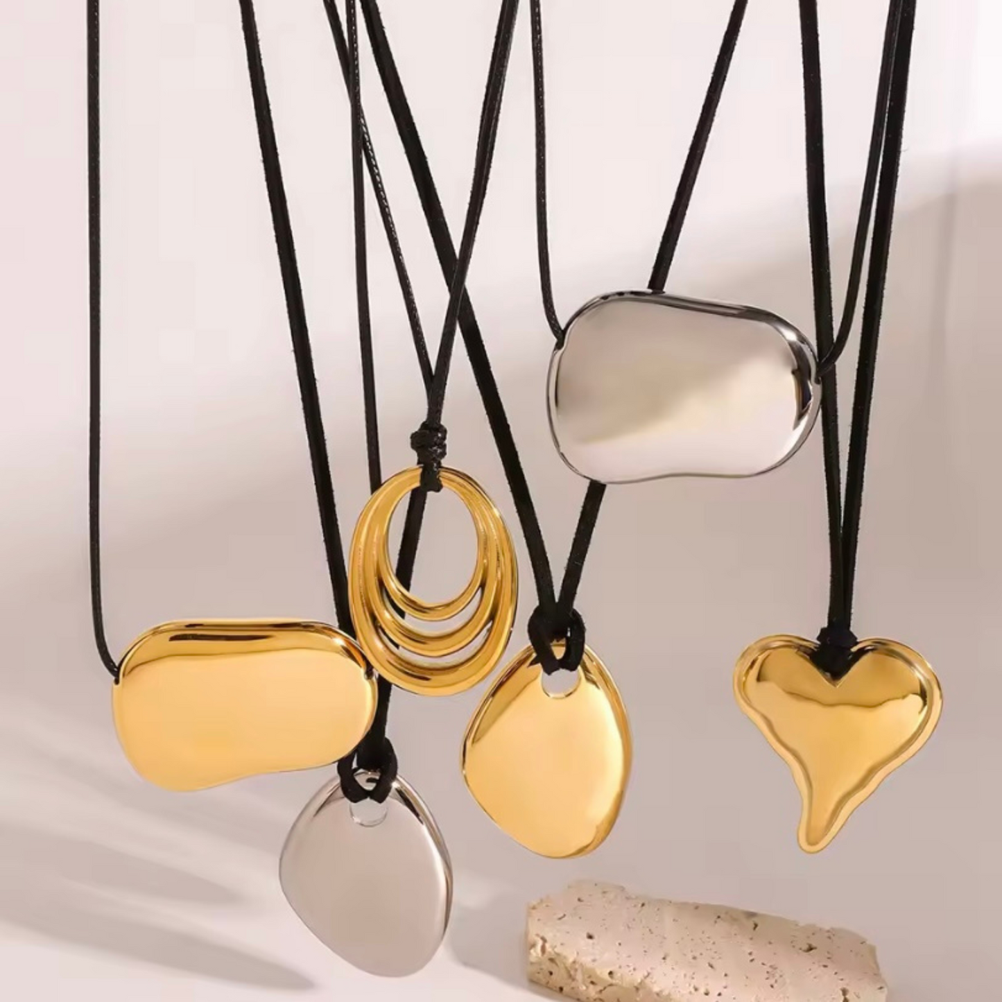 Collar Minimalista Irregular en Acero Inoxidable Dorado – Ajustable e Hipoalergénico