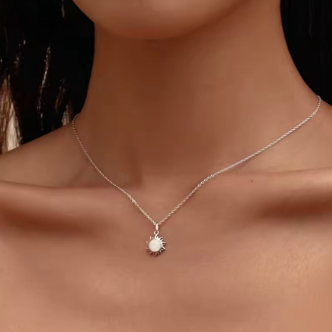 Collar Sol Radiante en Plata 925 con Ópalo Blanco