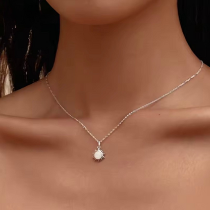 Collar Sol Radiante en Plata 925 con Ópalo Blanco