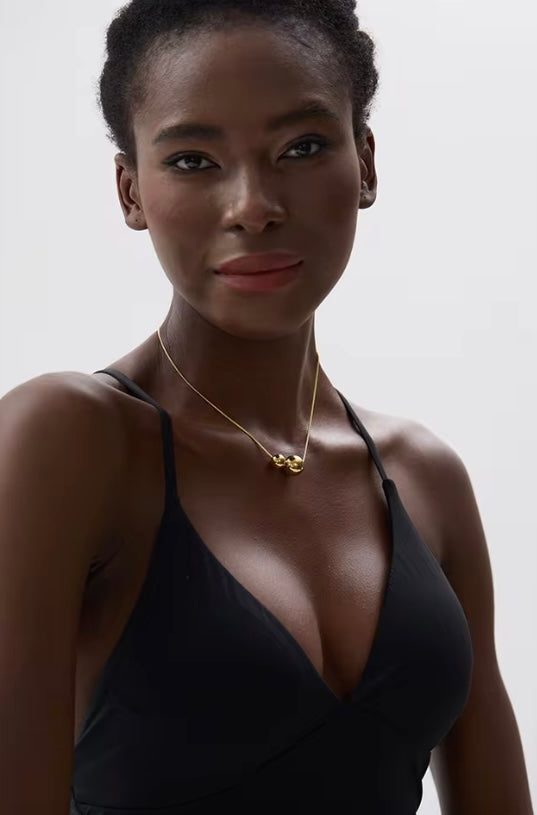 Collar Esferas Doradas – Minimalismo con brillo eterno ✨