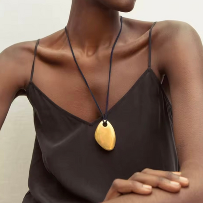 Collar Minimalista Irregular en Acero Inoxidable Dorado – Ajustable e Hipoalergénico