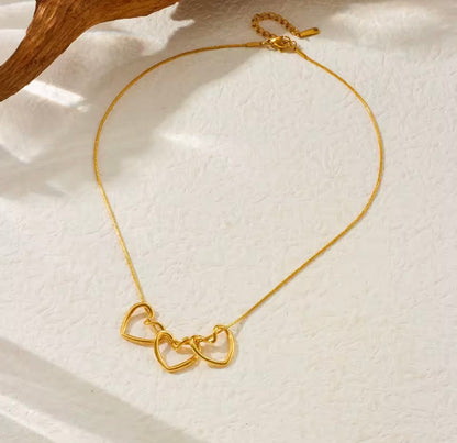 Collar Corazones Dorados en Acero Inoxidable 316L – Minimalismo con estilo