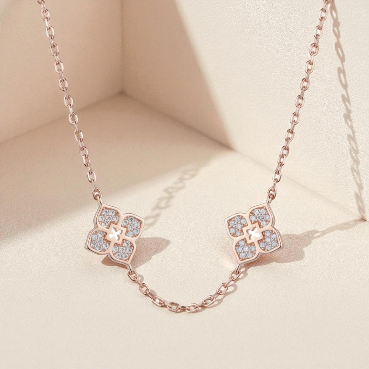 Collar Flor de Moissanita en Plata 925 con Baño en Oro 18K | Brillo & Elegancia Atemporal