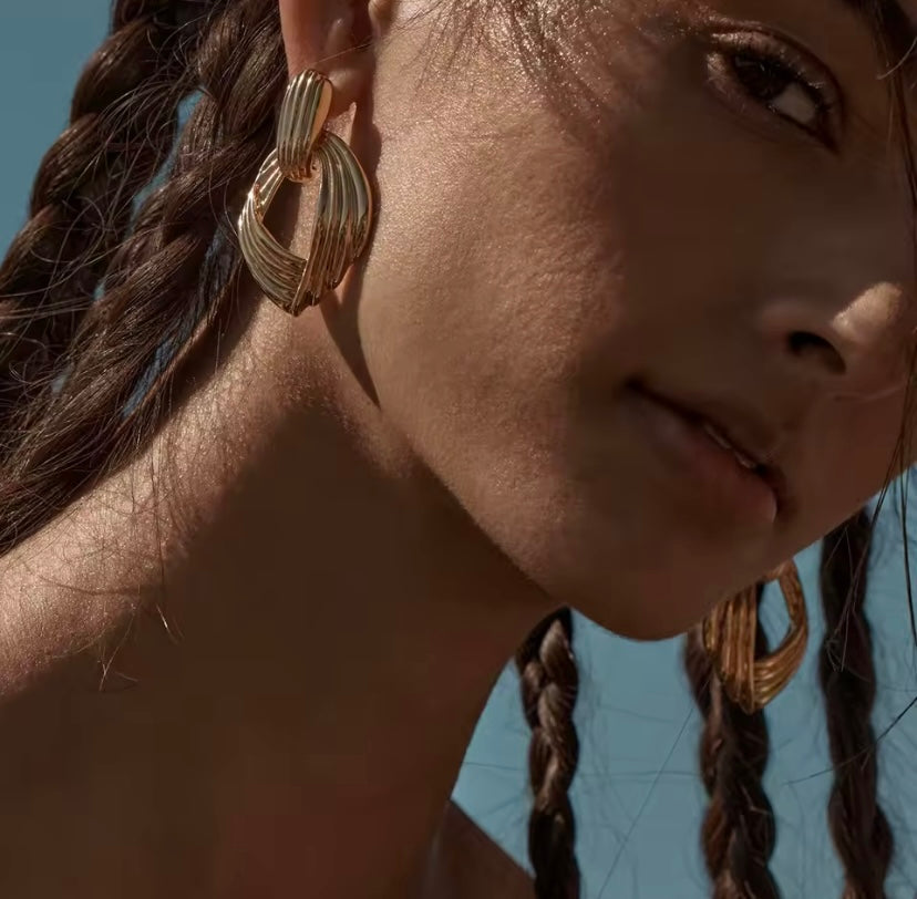 Pendientes dorados “Aurora” – Geometría minimalista en acero inoxidable 18K