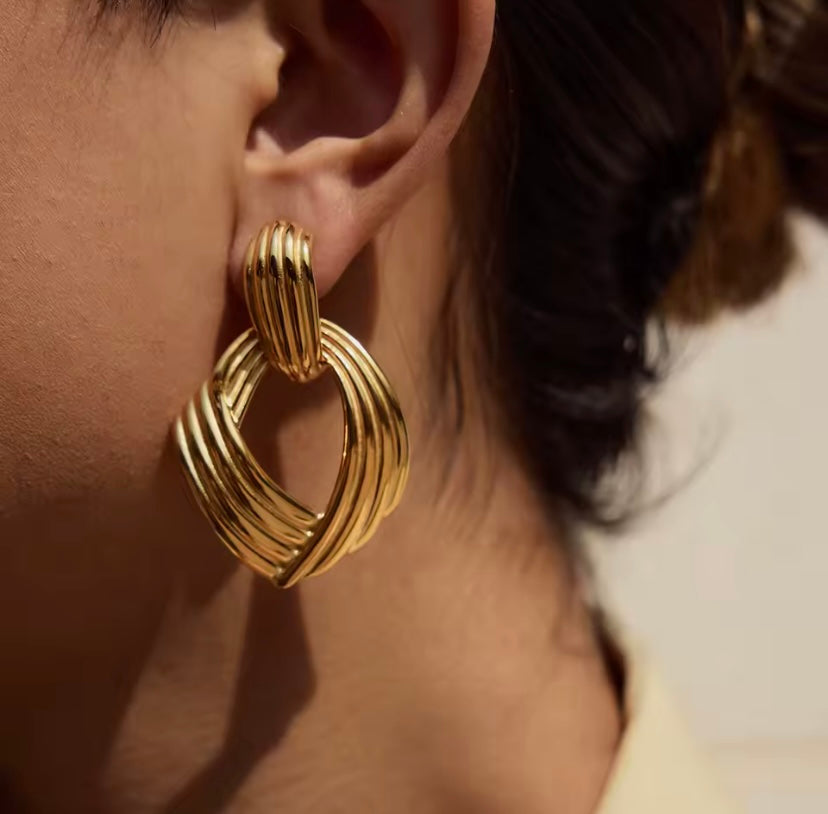 Pendientes dorados “Aurora” – Geometría minimalista en acero inoxidable 18K