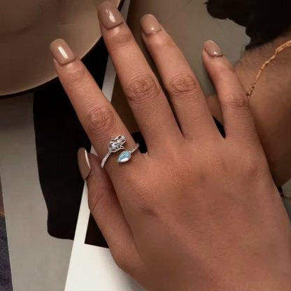 Anillo Mano de Fátima - Plata 925 con Piedra Lunar de Arcoíris