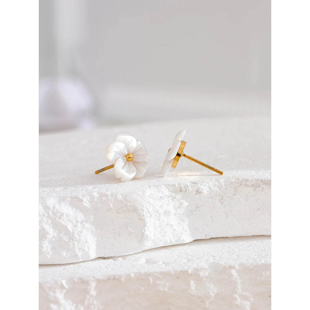Pendientes Hera Pearl: Escultura y Sofisticación