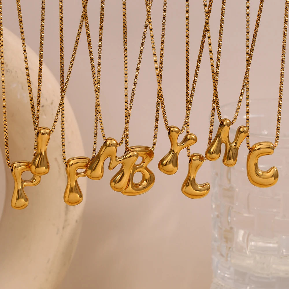 Collar Bubble Initial: Tu Identidad con Volumen