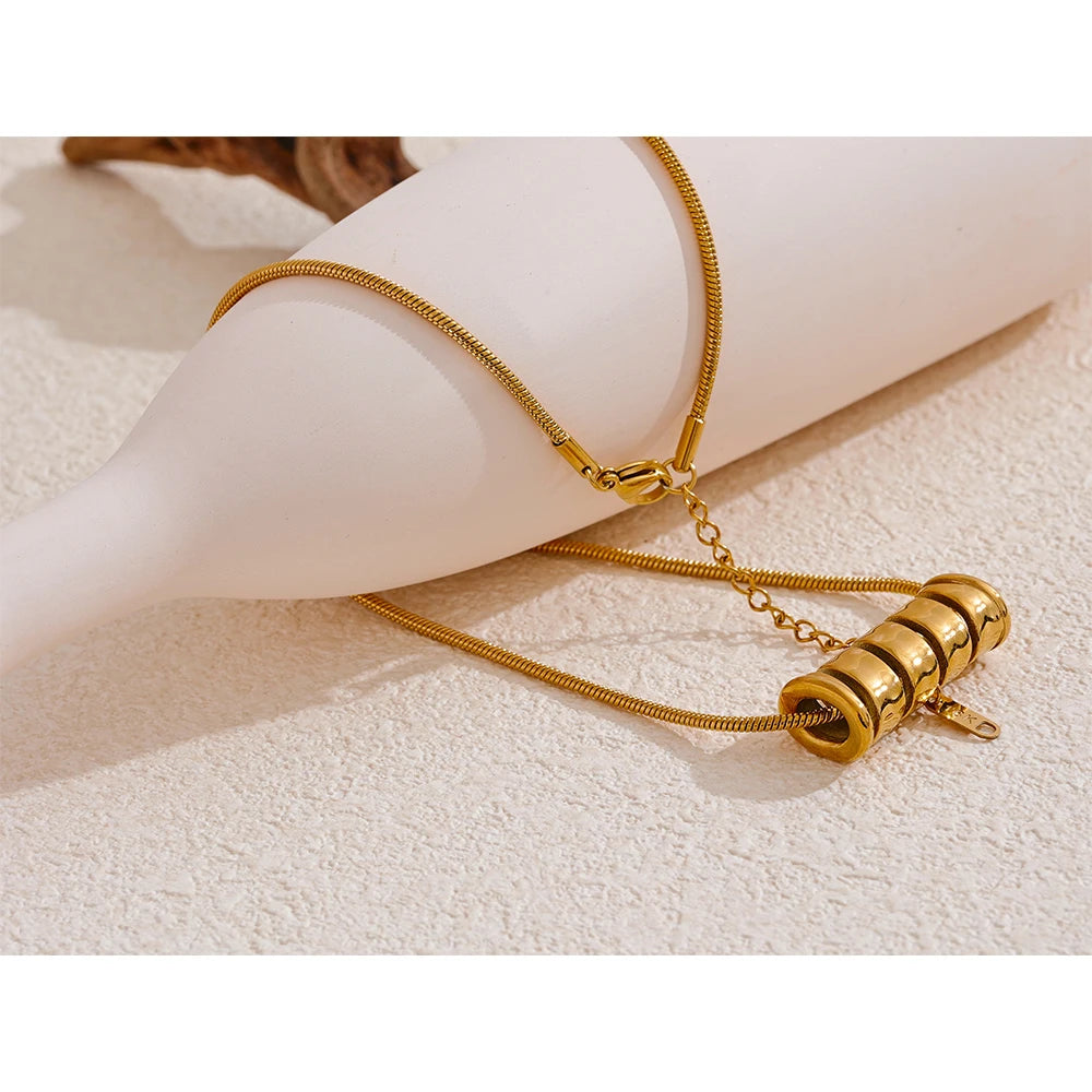 Collar Pillar Gold: Minimalismo con Carácter