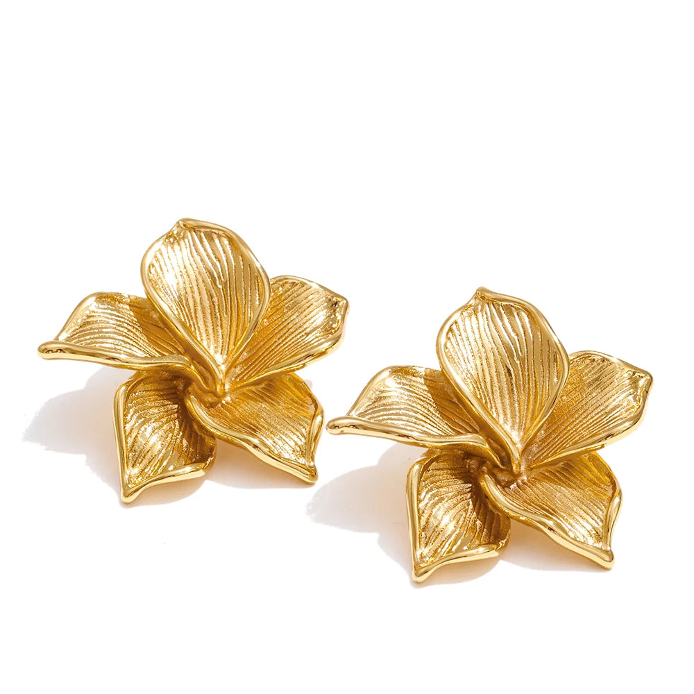 Pendientes Magnolia Blossom: Elegancia Escultural en Oro