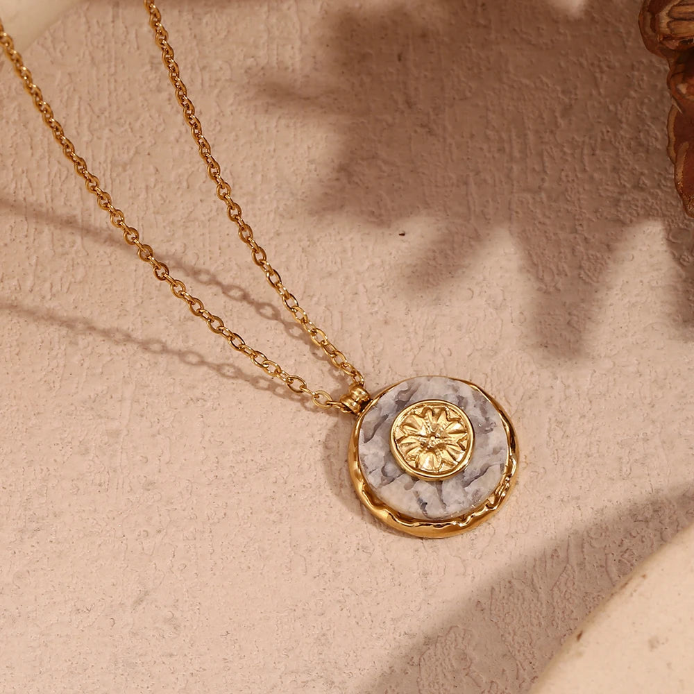 Collar Aura Solar: Mármol Natural & Oro 18K