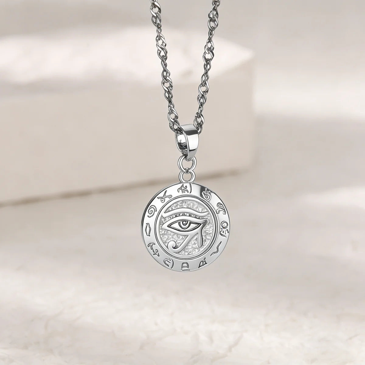 Collar "Heart Rebel" – Amuleto Punk en Oro 18K & Acero
