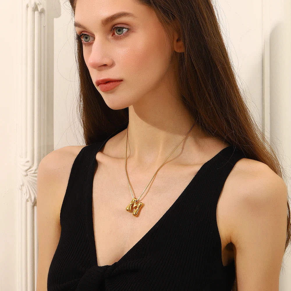 Collar Bubble Initial: Tu Identidad con Volumen