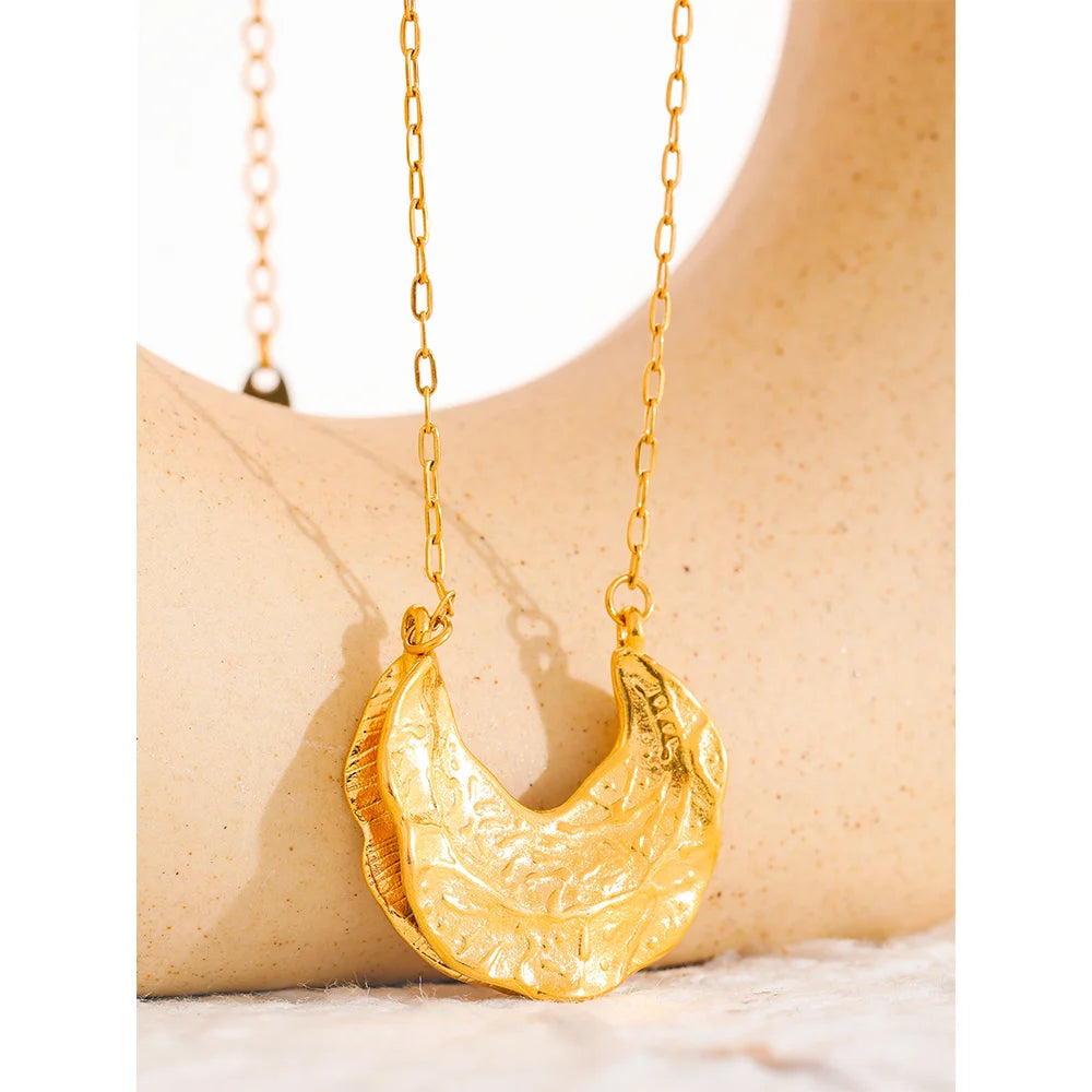 Collar Selene: Arte Orgánico en Oro