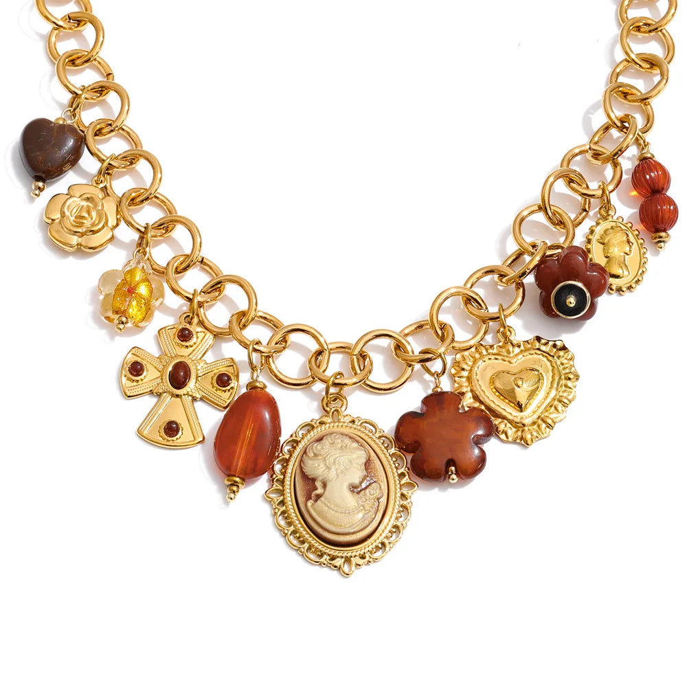Collar Heritage Cameo: Una Historia en Cada Amuleto