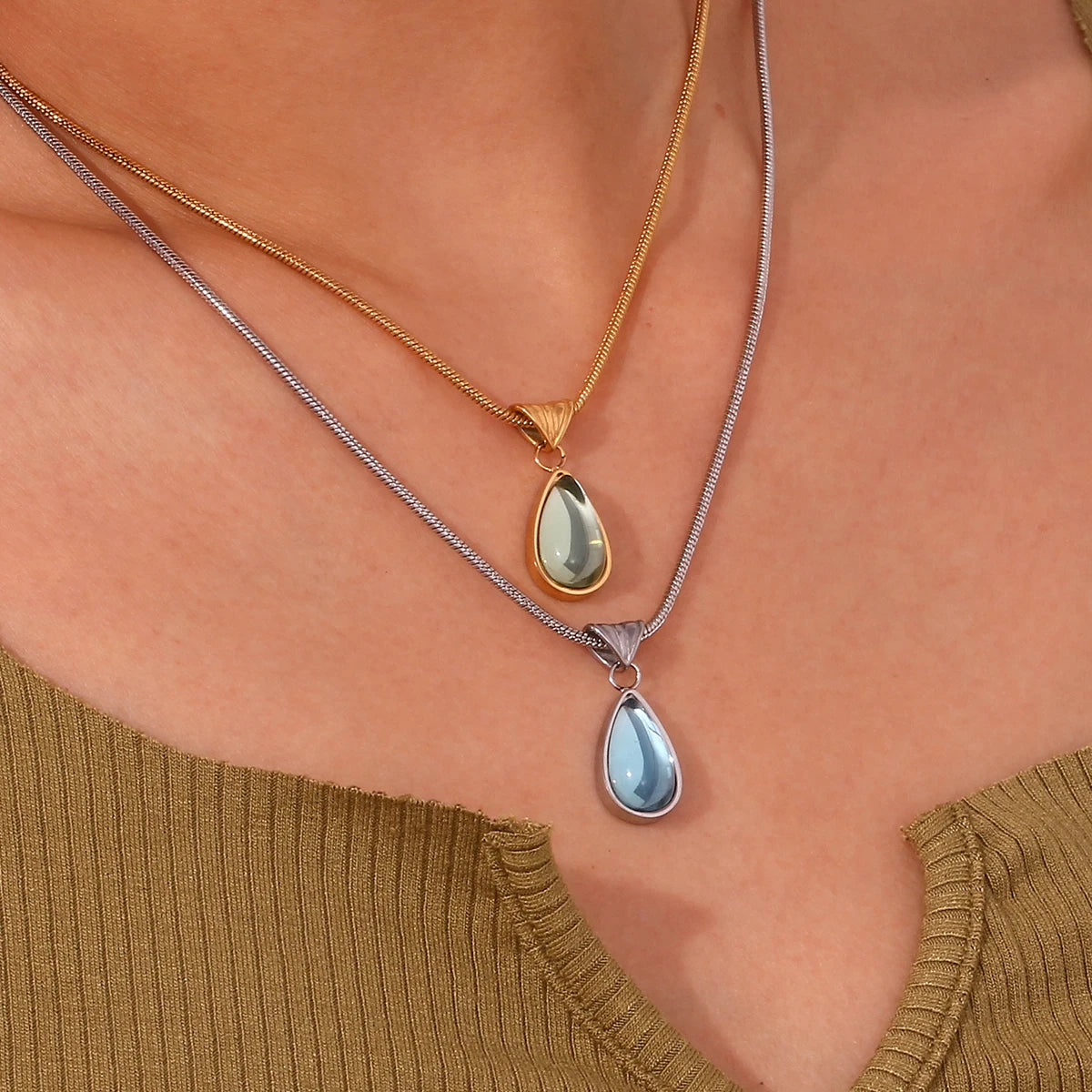 Collar Aqua Drop: Serenidad en Movimiento