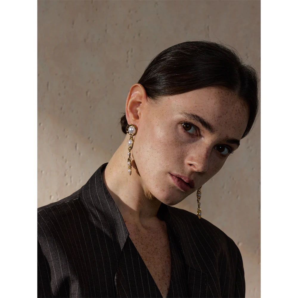 Pendientes Gota de Nácar: Elegancia Barroca en Oro