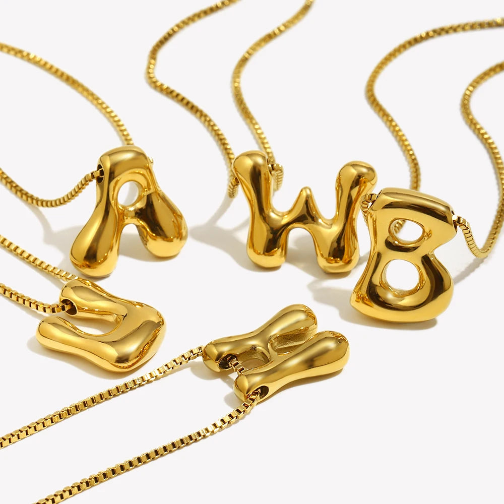 Collar Bubble Initial: Tu Identidad con Volumen