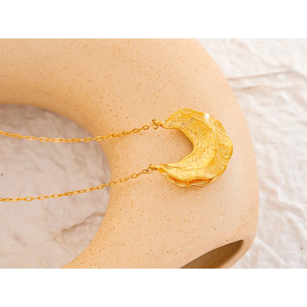 Collar Selene: Arte Orgánico en Oro