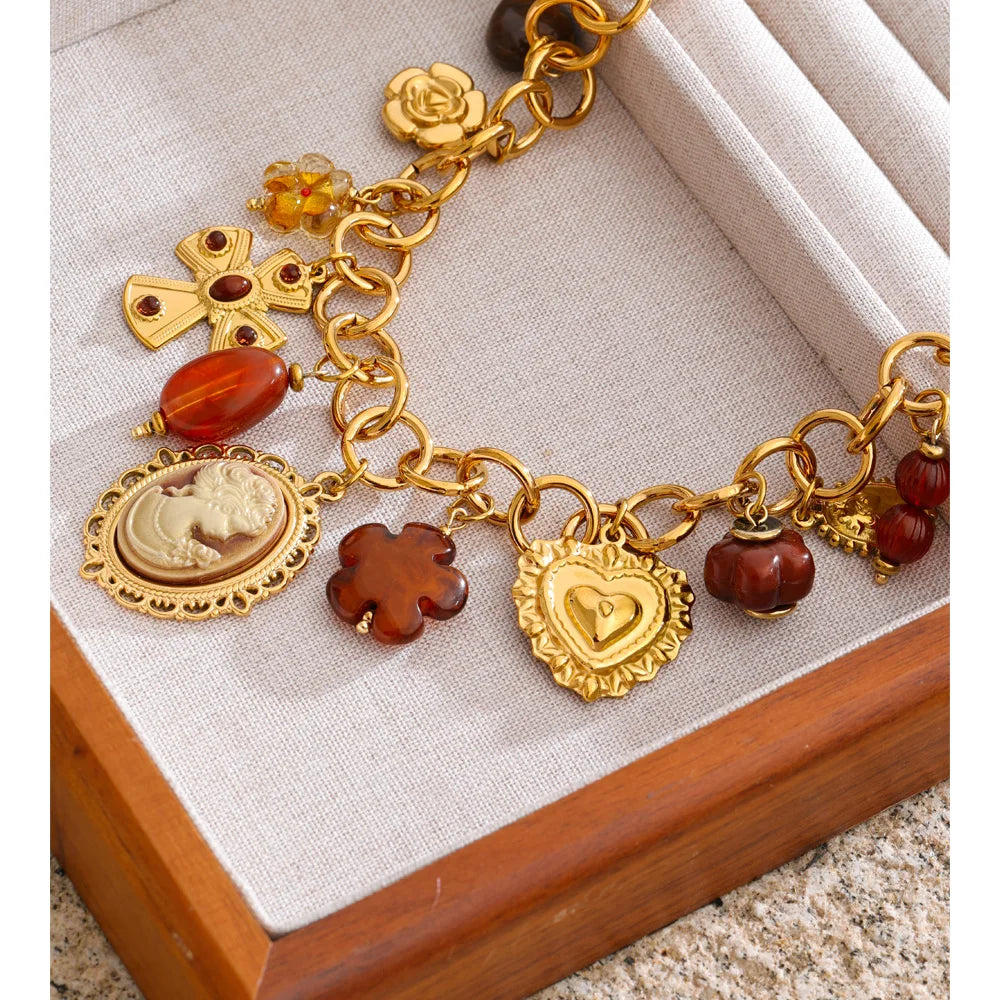 Collar Heritage Cameo: Una Historia en Cada Amuleto