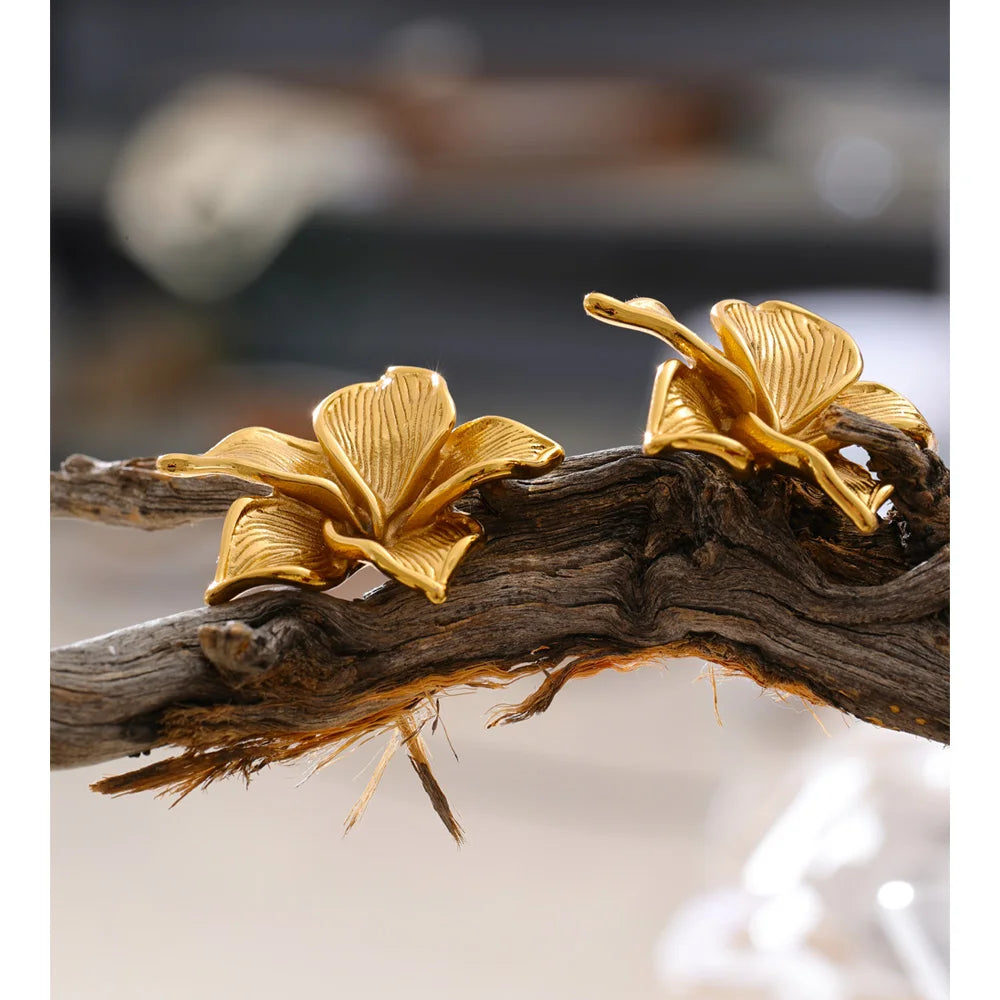Pendientes Magnolia Blossom: Elegancia Escultural en Oro