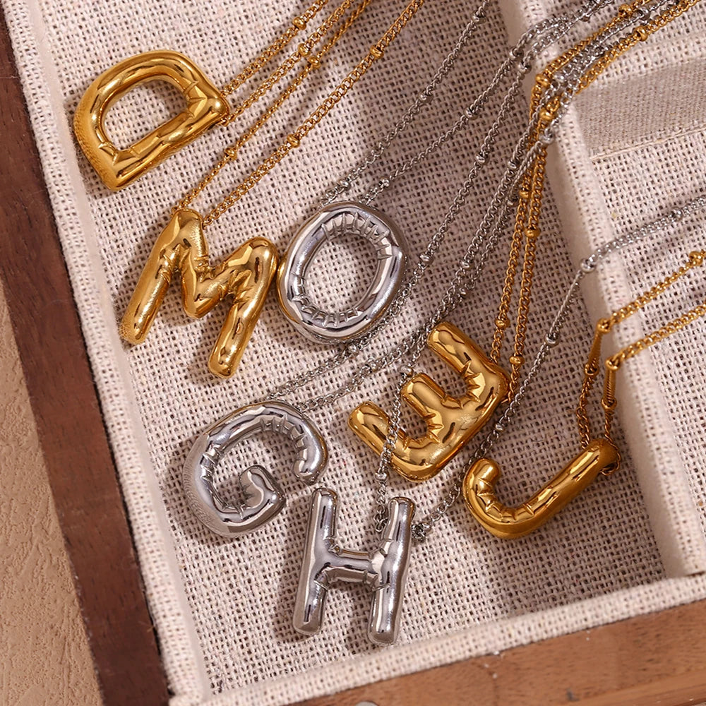 Collar Initial Bloom: Tu Esencia en Relieve