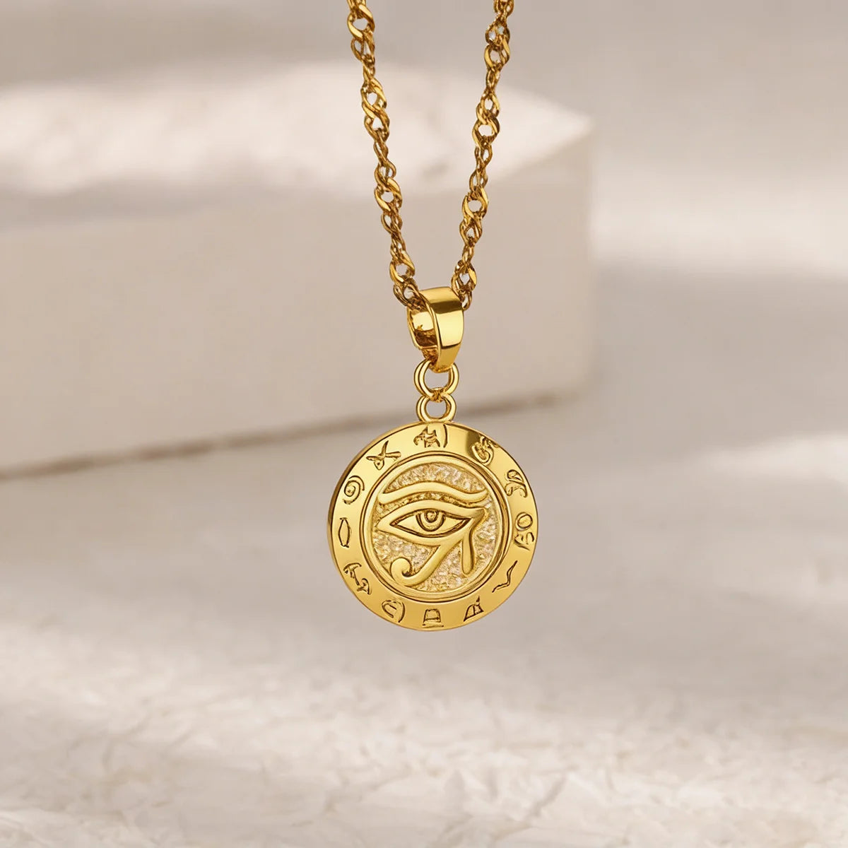 Collar "Heart Rebel" – Amuleto Punk en Oro 18K & Acero