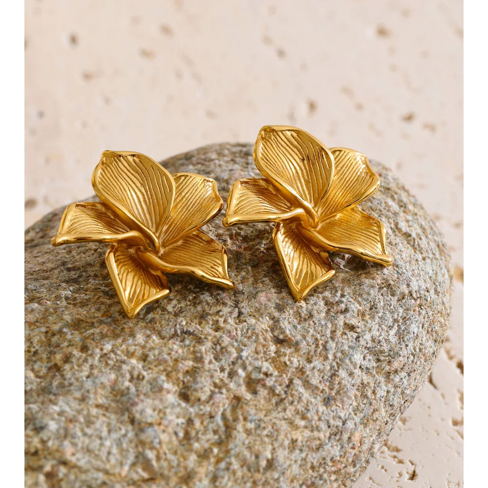 Pendientes Magnolia Blossom: Elegancia Escultural en Oro