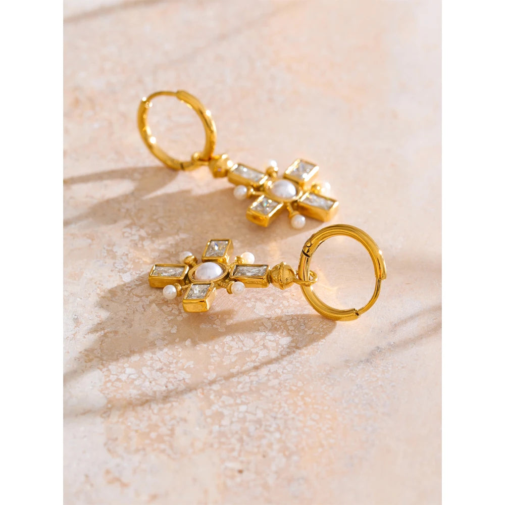 Pendientes Sacred Pearl: Un Destello de Protección y Estilo