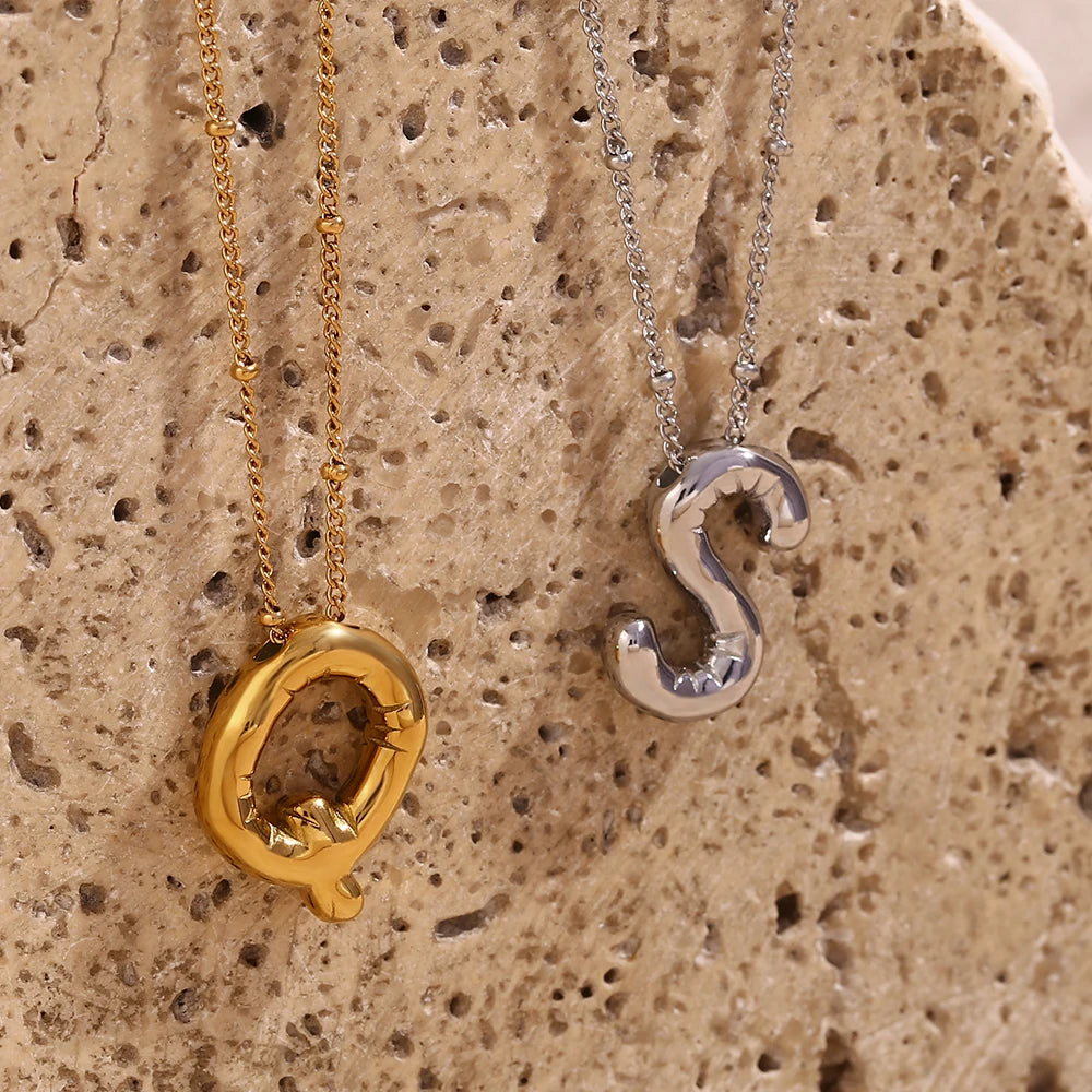 Collar Initial Bloom: Tu Esencia en Relieve