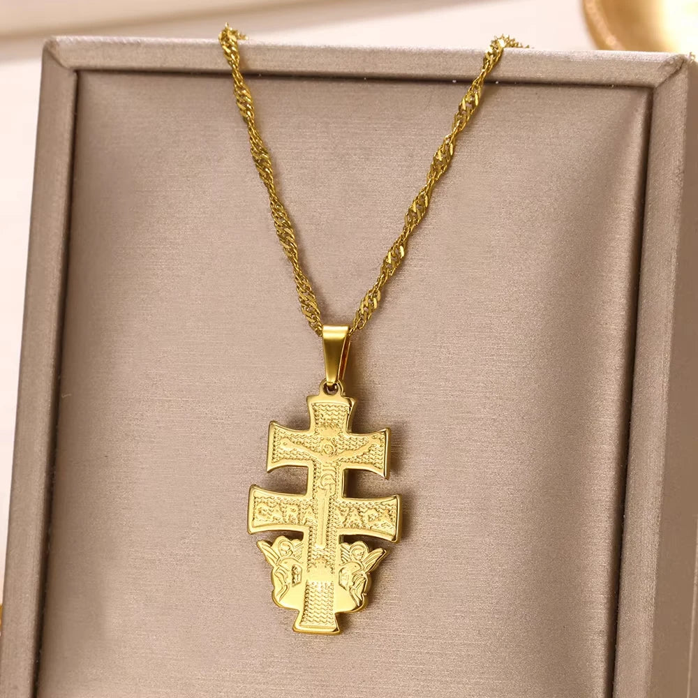 Collar "Heart Rebel" – Amuleto Punk en Oro 18K & Acero