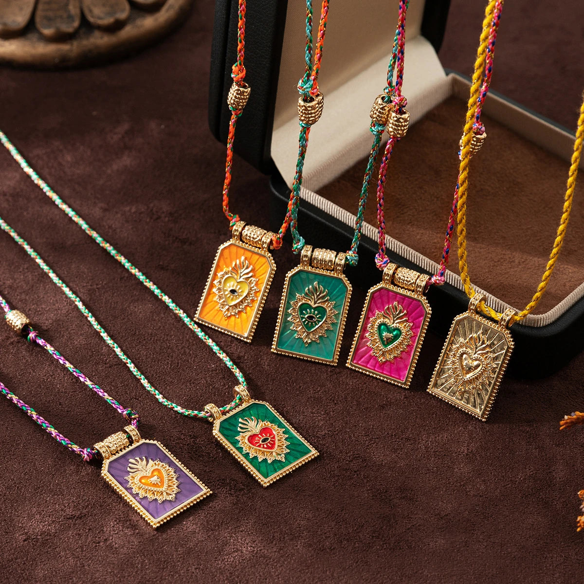 Collar "Sacred Tarot" – Medallón Esmaltado & Borde Labrado