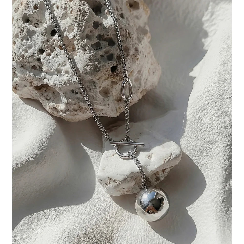 Collar Golden Sphere: Vanguardia y Equilibrio
