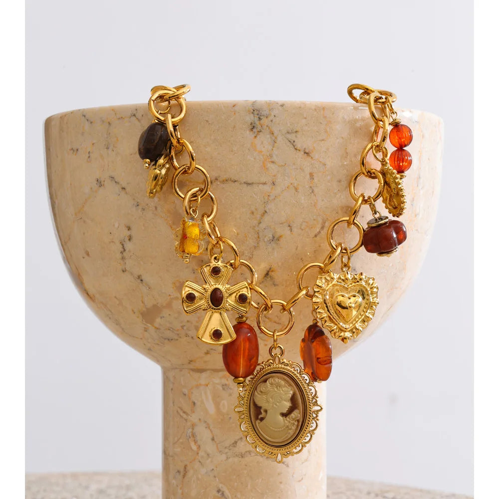 Collar Heritage Cameo: Una Historia en Cada Amuleto