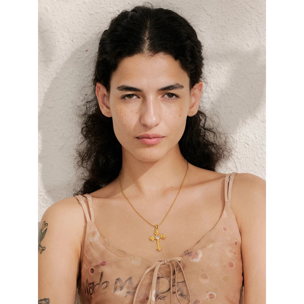 Collar Rosa Mística: Fe, Amor y Renacimiento