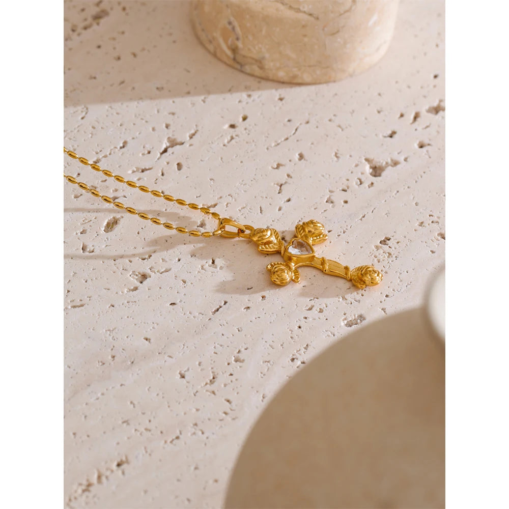 Collar Rosa Mística: Fe, Amor y Renacimiento