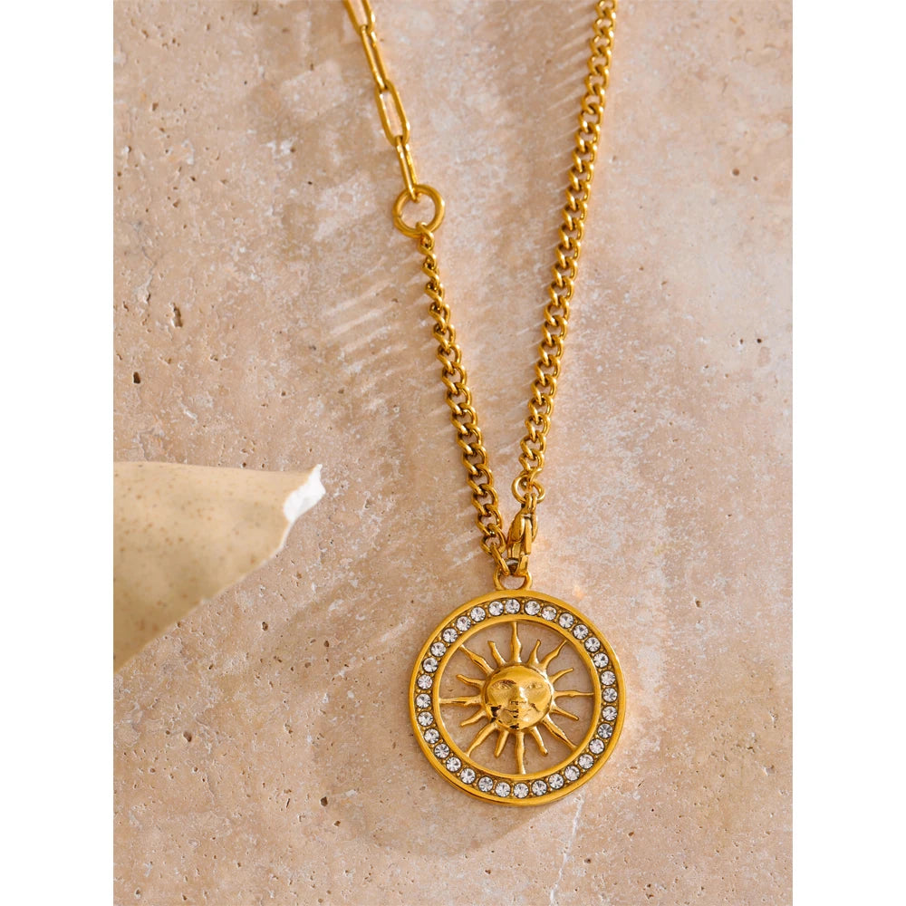 Collar Pillar Gold: Geometría en Movimiento