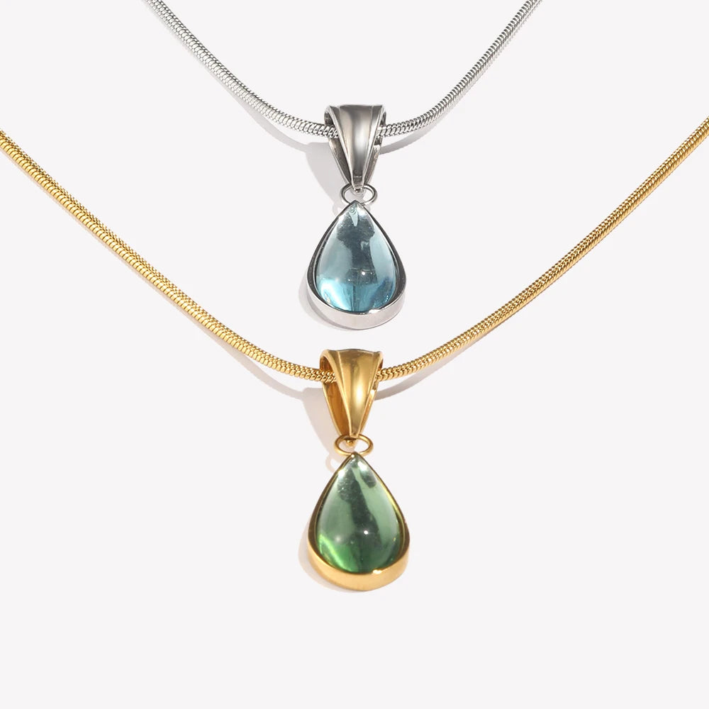 Collar Aqua Drop: Serenidad en Movimiento