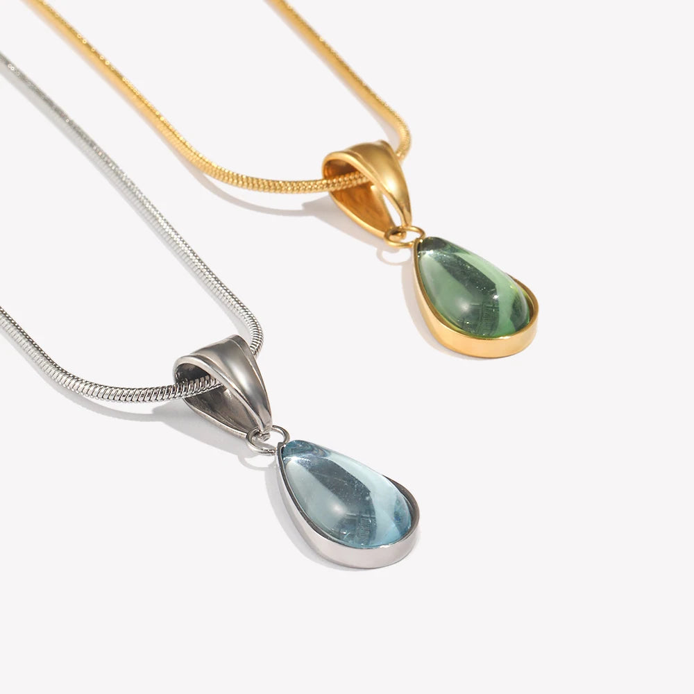 Collar Aqua Drop: Serenidad en Movimiento