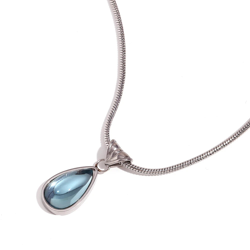 Collar Aqua Drop: Serenidad en Movimiento